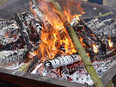 Holzkohle-Gewinnung im KonTiki-Meiler